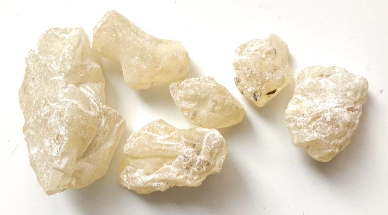 Resina de dammar en bruto, fragmentos translúcidos