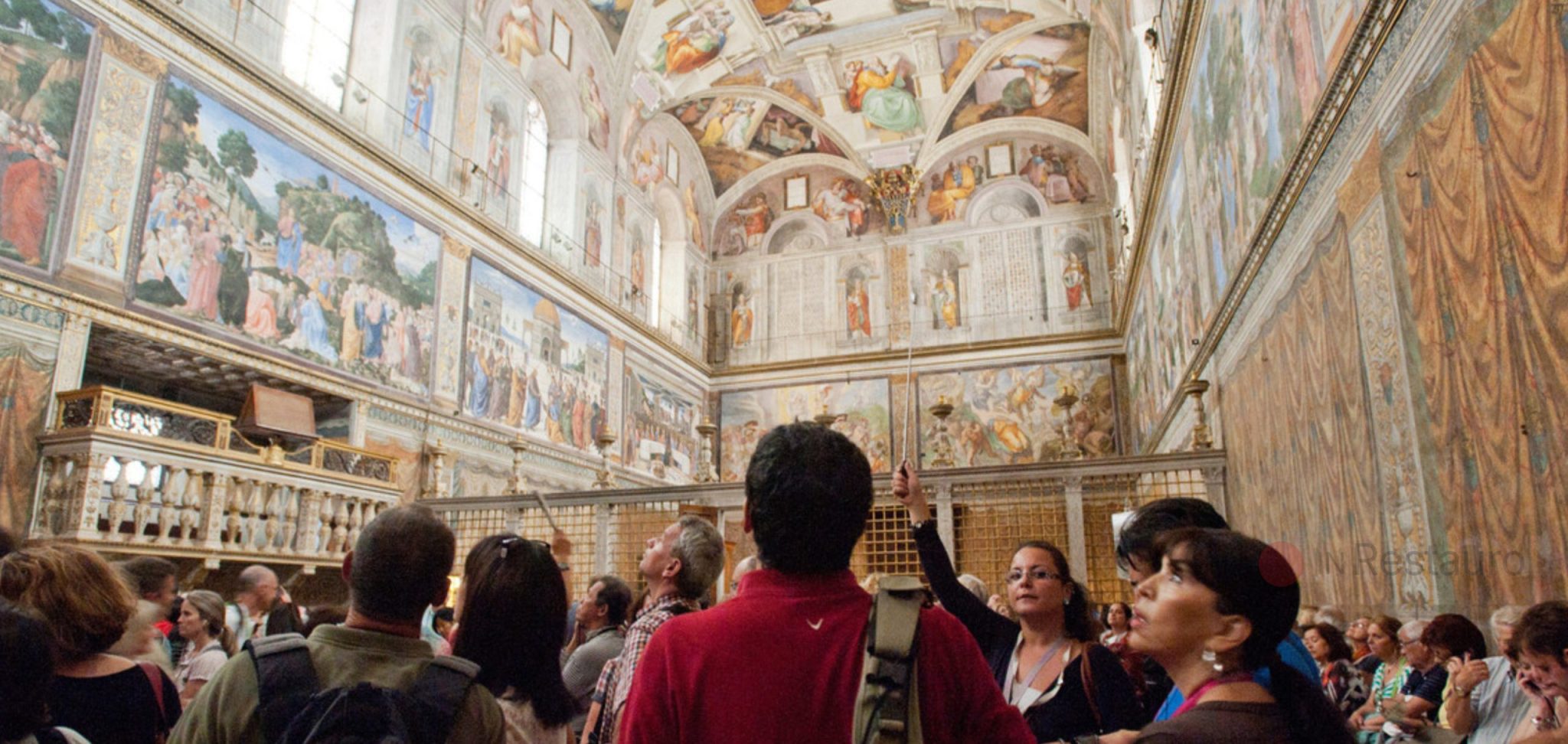 Visitantes contemplando la bóveda de la Capilla Sixtina