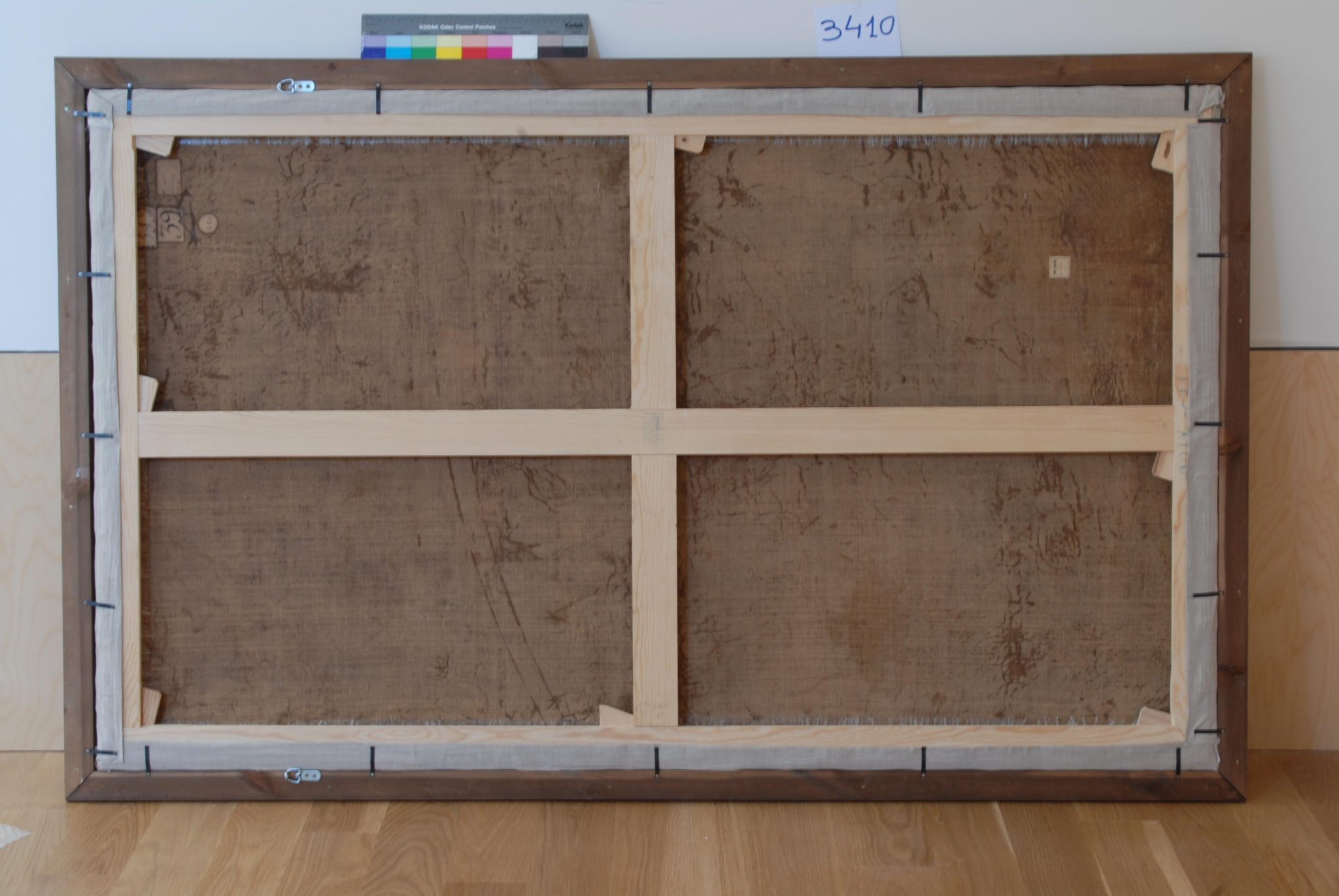 Reverso de una pintura sobre lienzo mostrando la trama del tejido y el bastidor