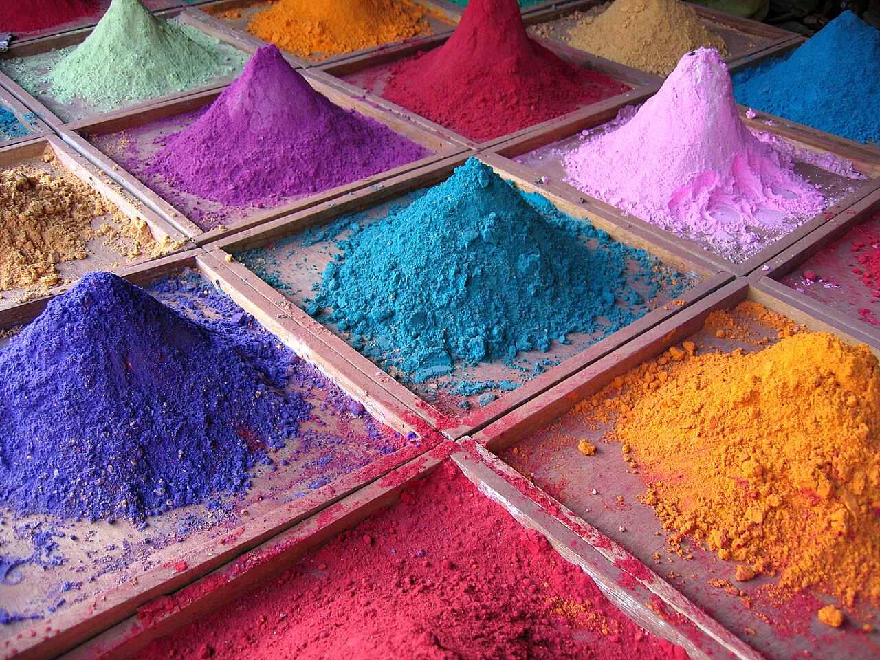 Varios pigmentos en polvo de colores