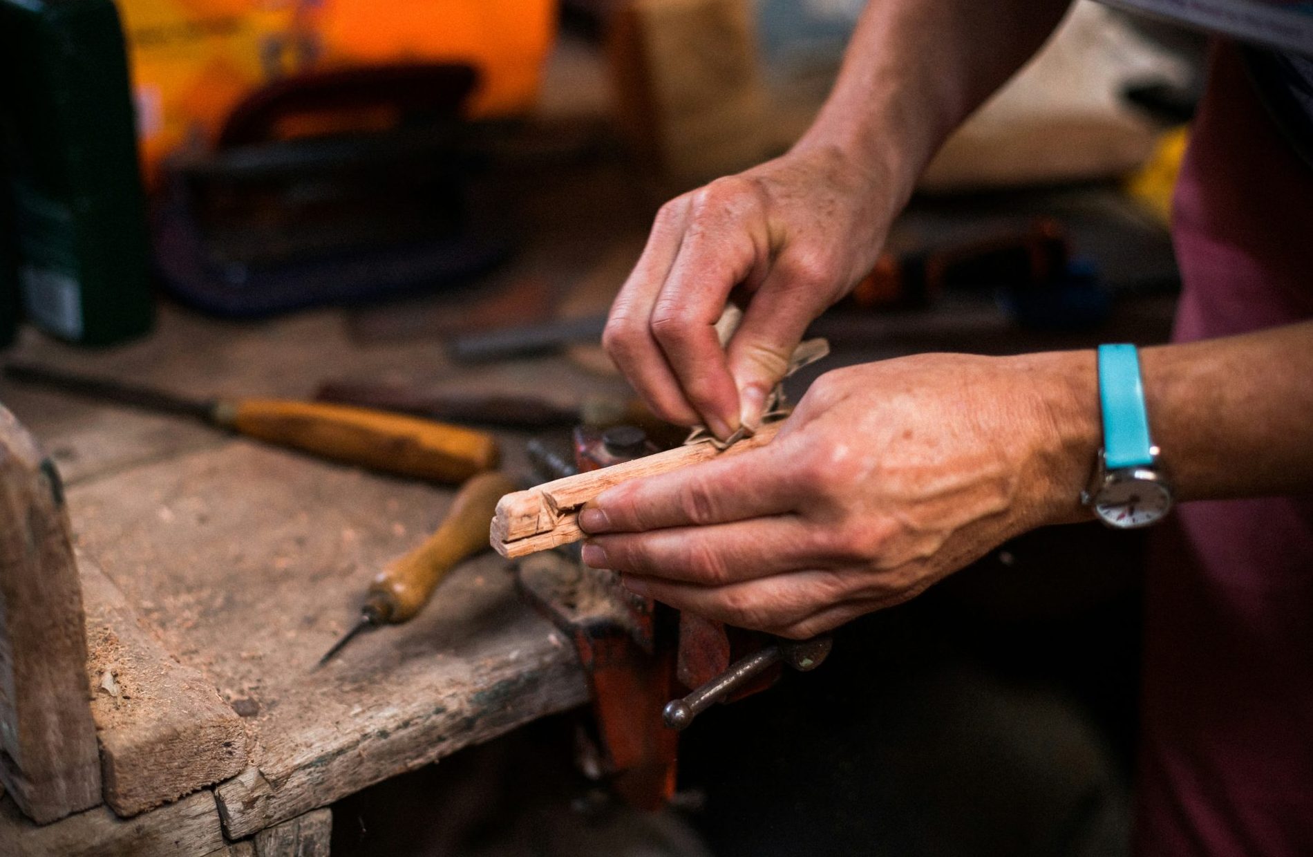 Trabajo con herramientas sobre madera — taller de restauración