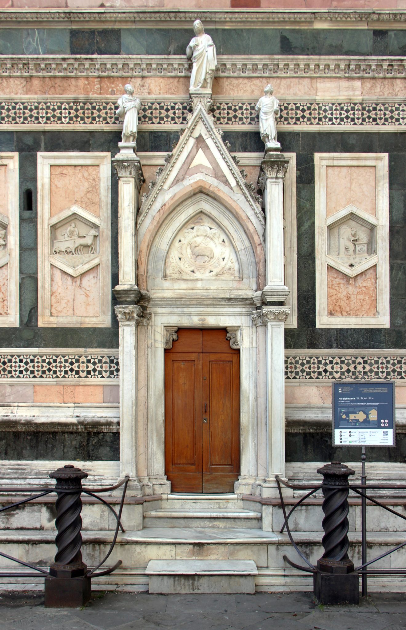Portal de acceso al Campanile